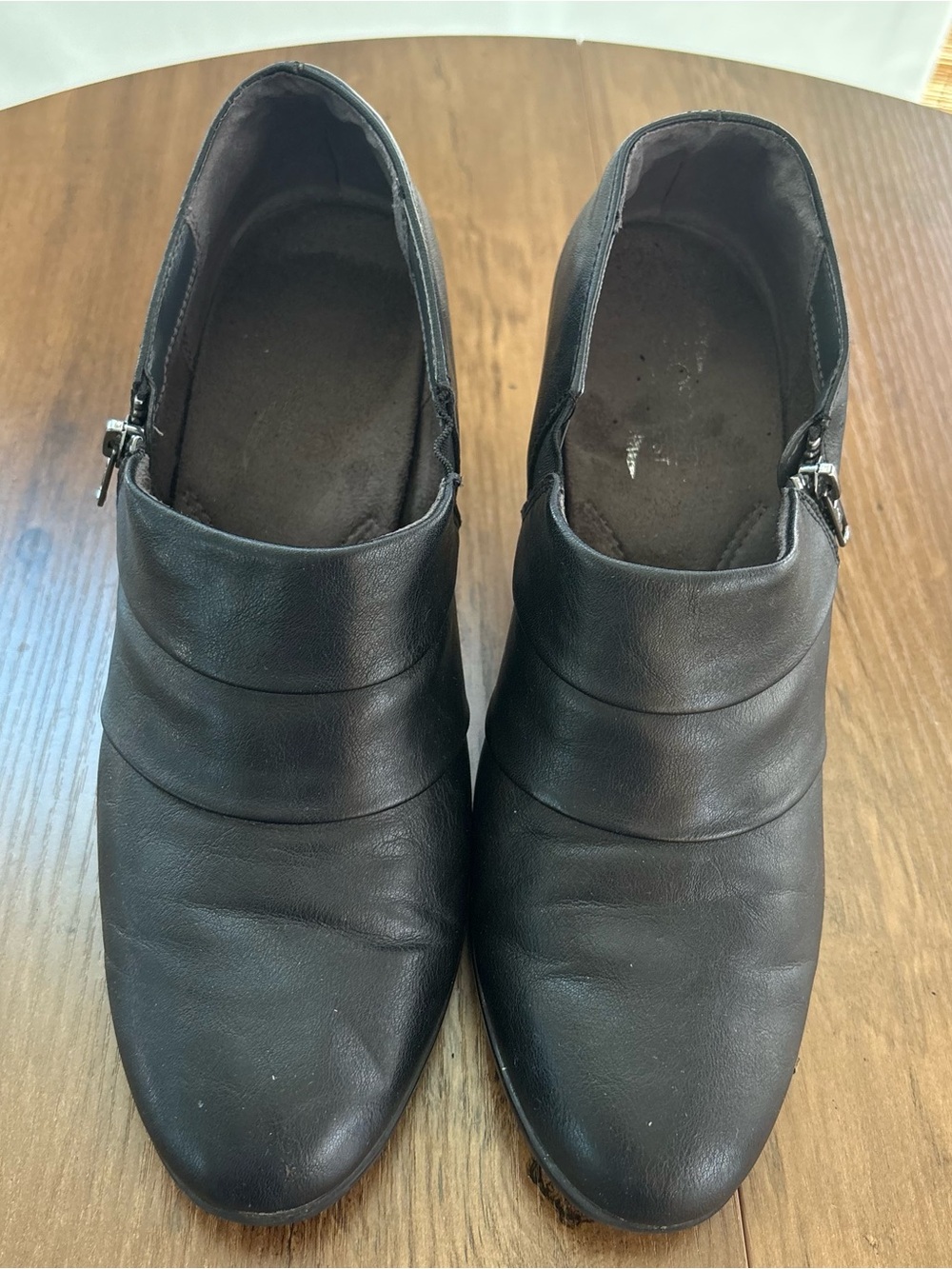 Aerosole‘s black boot like women’s shoes size 11 size zip/elastic. INV25/558